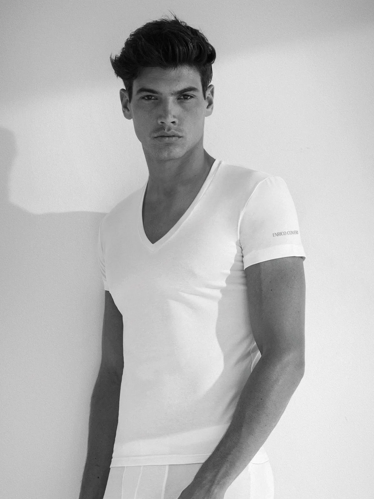 T-Shirt Enrico Coveri scollo a V profondo a mezza manica in morbido cotone